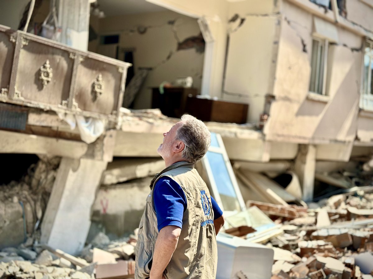 WFPChief's tweet image. Imagine the combined population of New York City, Los Angeles, Paris and Rome being without homes, electricity, food, water, or other essentials. That's exactly how this earthquake is impacting 18M people in #Turkiye and #Syria.

Where's the news? Where have the headlines gone??