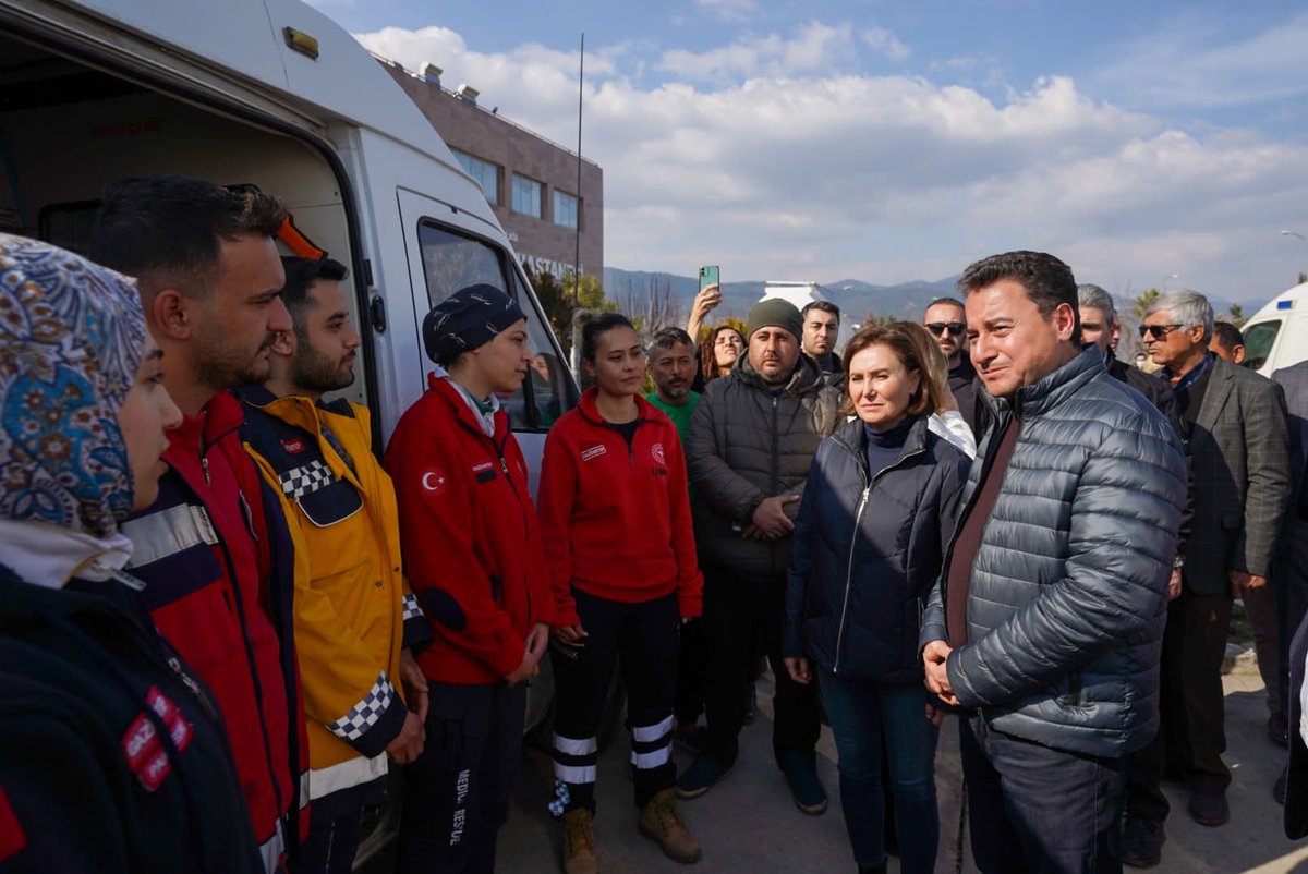 Paramedikler deprem bölgesinde.. çok can kurtardılar. Minnettarız… #deprem