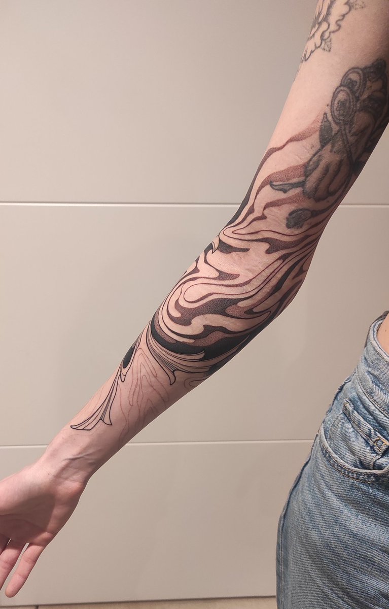 fakheaar's tweet image. Bon, il est là 🥹

C'est la plus belle pièce de toute ma vie, j'ai eu plus mal qu'en me pétant l'orteil et il est pas encore fini (il reste la zone avant bras poignet jusqu'à la main), mais je l'aime trop. 

Mon tatoueur c'est mare.blk sur insta, donnez lui tout l'amour 🖤✨