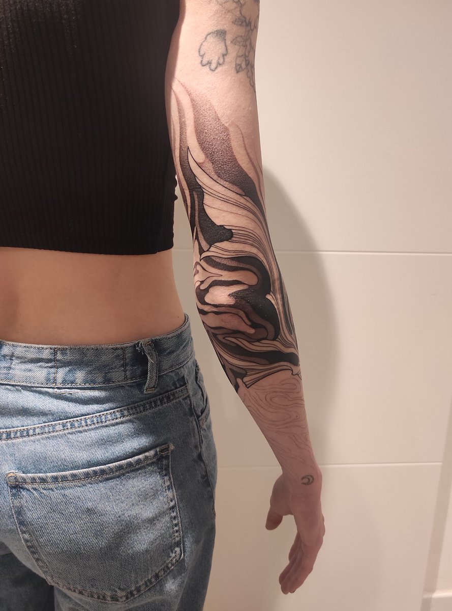 fakheaar's tweet image. Bon, il est là 🥹

C'est la plus belle pièce de toute ma vie, j'ai eu plus mal qu'en me pétant l'orteil et il est pas encore fini (il reste la zone avant bras poignet jusqu'à la main), mais je l'aime trop. 

Mon tatoueur c'est mare.blk sur insta, donnez lui tout l'amour 🖤✨