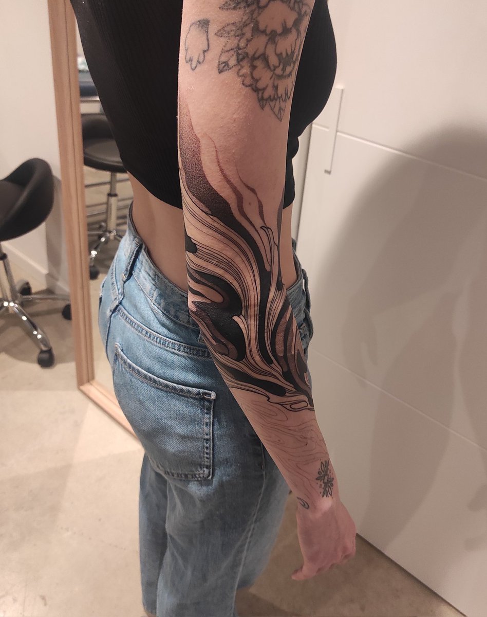 fakheaar's tweet image. Bon, il est là 🥹

C'est la plus belle pièce de toute ma vie, j'ai eu plus mal qu'en me pétant l'orteil et il est pas encore fini (il reste la zone avant bras poignet jusqu'à la main), mais je l'aime trop. 

Mon tatoueur c'est mare.blk sur insta, donnez lui tout l'amour 🖤✨