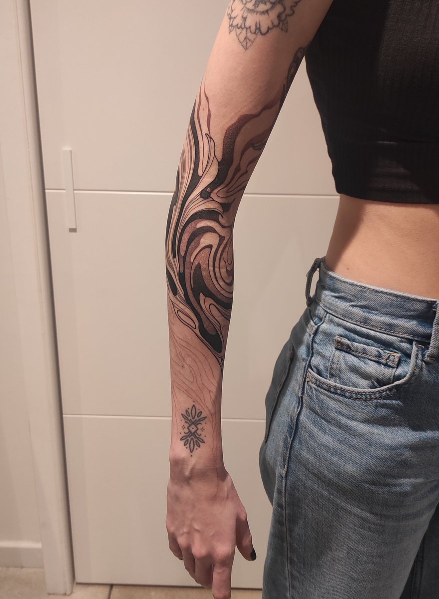 fakheaar's tweet image. Bon, il est là 🥹

C'est la plus belle pièce de toute ma vie, j'ai eu plus mal qu'en me pétant l'orteil et il est pas encore fini (il reste la zone avant bras poignet jusqu'à la main), mais je l'aime trop. 

Mon tatoueur c'est mare.blk sur insta, donnez lui tout l'amour 🖤✨