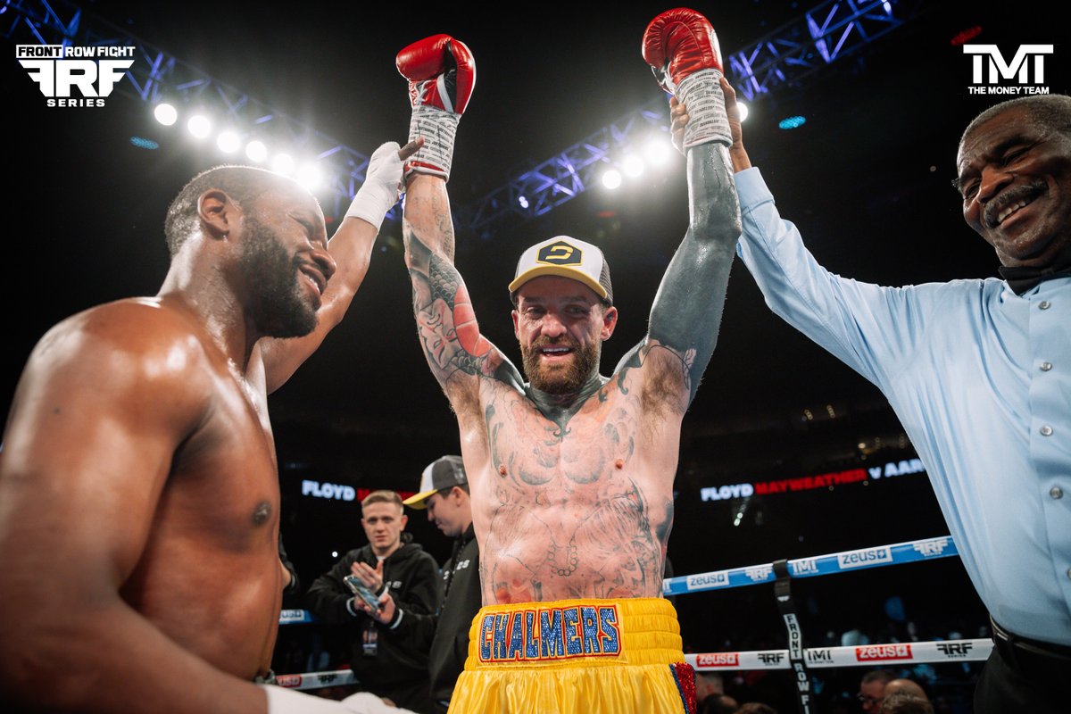 FrontRow_FS's tweet photo. 𝙇𝙖𝙨𝙩 𝙣𝙞𝙜𝙝𝙩 𝙬𝙖𝙨 𝙖 𝙢𝙤𝙫𝙞𝙚 🍿

@FloydMayweather and @AaronCGShore lit the O2 up 🤩

#MayweatherChalmers #FloydMayweather https://t.co/6ncC5bf3ML