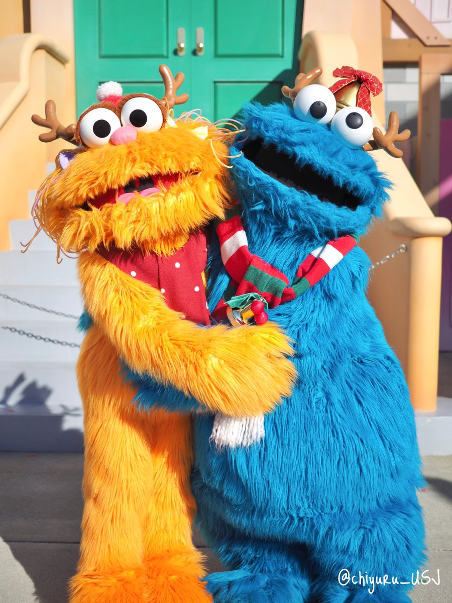 chiyuru_USJ's tweet photo. 🎄ユニバーサル・ワンダーランド・クリスマス・ダンス・ア・ロング🦌

🧡ゾーイ🩰🍪クッキーモンスター💙
このハグは可愛過ぎる…🥰
間に挟まりたいଘ(੭´ ꒫`)੭

#USJファン #NOLIMIT #超元気特区 #REDHOTCHRISTMAS #USJクリスマス #アビーカダビー #セサミストリート https://t.co/MHQgAg0XDK