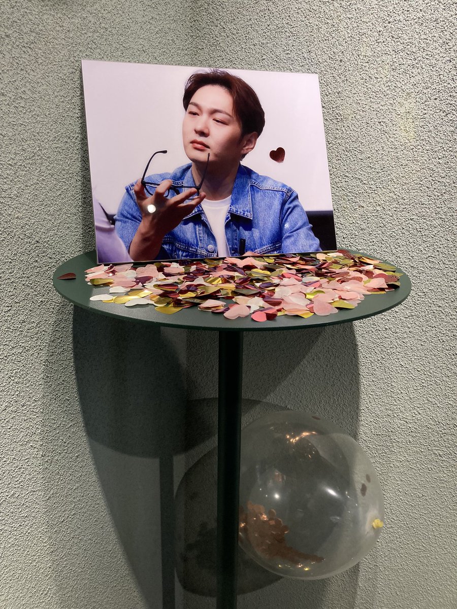 yeah1ee's tweet photo. #HAPPY_CS_DAY
#모여봐요_창섭생파
#이창섭_끝내_널_찾게_만들어
정말 매장 내 사진 하나하나가 너무 예뻐서 보는 눈이 즐거웠어요 특전들도 귀엽고 들인 비용과 시간이 전혀 아깝지 않았어요! 편지 쓰는 이벤트나 투표 이벤트도 가족들과 즐겁게 참여할 수 있어 좋은 추억이 됐습니다!!
재밌었어요 https://t.co/XASW99bK7C