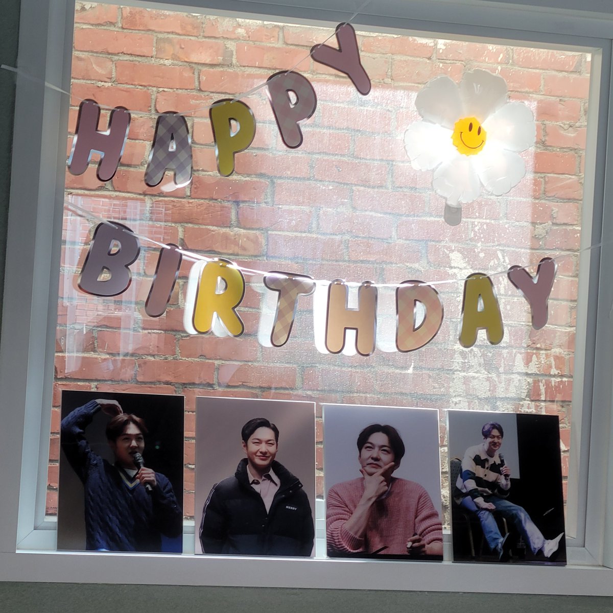 c_s_love321321's tweet photo. 예쁜 섭이가 벽면을 가득 채우고 있어서 너무 좋다💙
어제 못받은 특전도 받고 (특전 진짜 너무 예뻐....)
진짜 생카 준비하느라 몸과 맘 다 지친 주최자들ㅠㅠㅠ
(진짜 고생함....ㅠㅠ)
덕분에 지방러의 서울행 너무 즐거웠어요💙
#HAPPY_CS_DAY
#모여봐요_창섭생파
#이창섭_끝내_널_찾게_만들어 https://t.co/qsDby9NCNk