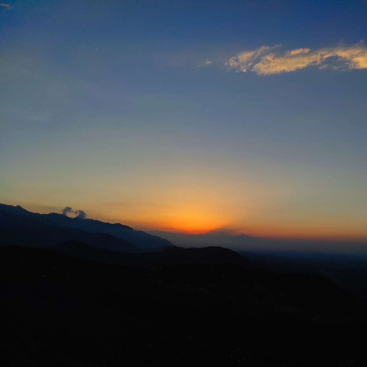 the_scapes's tweet photo. I would always wonder,"what do the sunsets feel like from a mountain?",so I witnessed one...
.
.
.
.
.
.
.
#sunset #aesthetic #naturelover #cumulus #crimsoncloudsatsunset #gradient #naturalphotography #shotonredminote9promax #shotonmobilephone #. #1 https://t.co/Cn0zWtrNG2