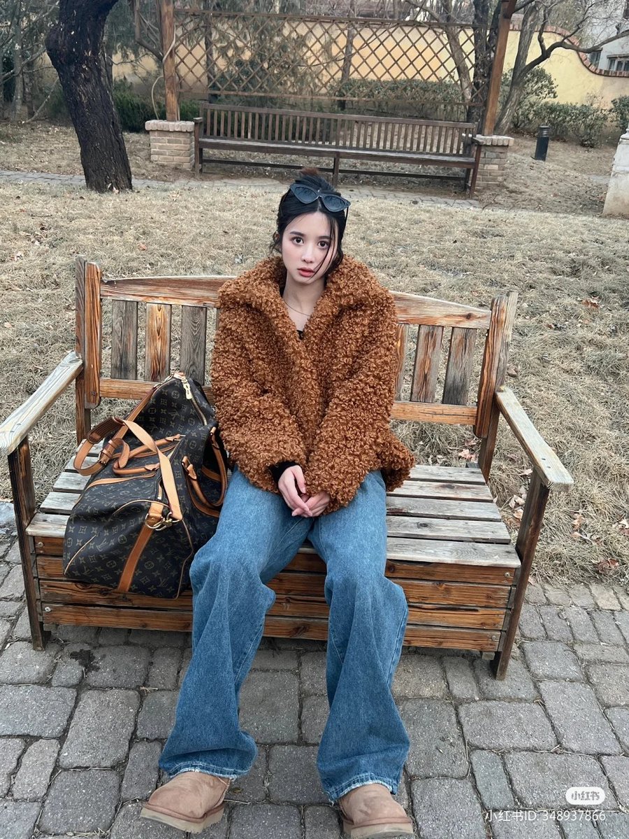 douwenzhe's tweet photo. 230226  ||  #wenzhe #文哲 xhs update 📷

"teddy🐻 coat
a homeless fried chicken wing
# autumn winter look. # ootd. # lambswool jacket." https://t.co/9ZlsdDYZFc