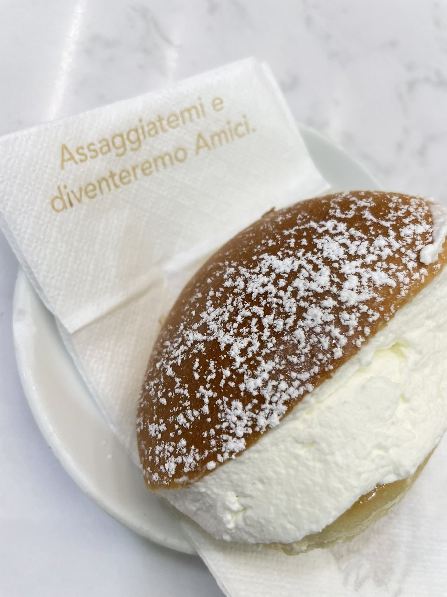 tizianaguerrucc's tweet photo. In verità mi stai molto simpatico anche solo a guardarti.
Qui è quando l’unico posto libero al bancone è davanti alla fila dei mini maritozzi e uscendo paghi l la differenza di prezzo con il cornetto.
#Castroni #maritozzopnna https://t.co/yWvxMN9izB