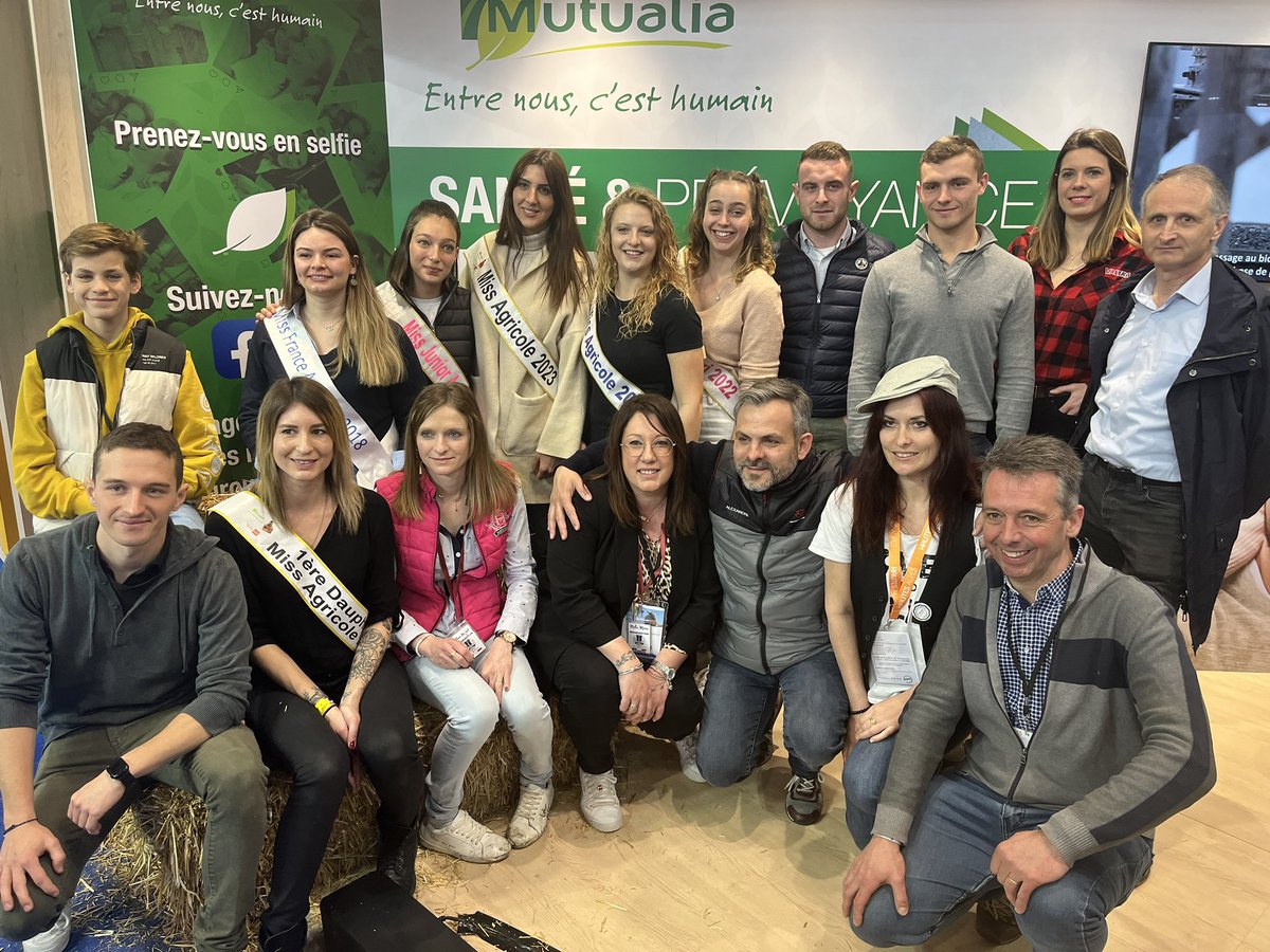#SIA2023 

Au <a href="/Salondelagri/">Salon International de l'Agriculture</a> au stand <a href="/Mutualia/">Mutualia</a> pour la remise des écharpes des miss et misters Agris 😉 

Plusieurs générations d’écharpes sur la photo, au top ! 

Avec <a href="/Stervio255/">Bastien - Stervio</a> <a href="/chachamrl/">Charlotte Morel</a> <a href="/MissAgri2022/">Marianna</a>