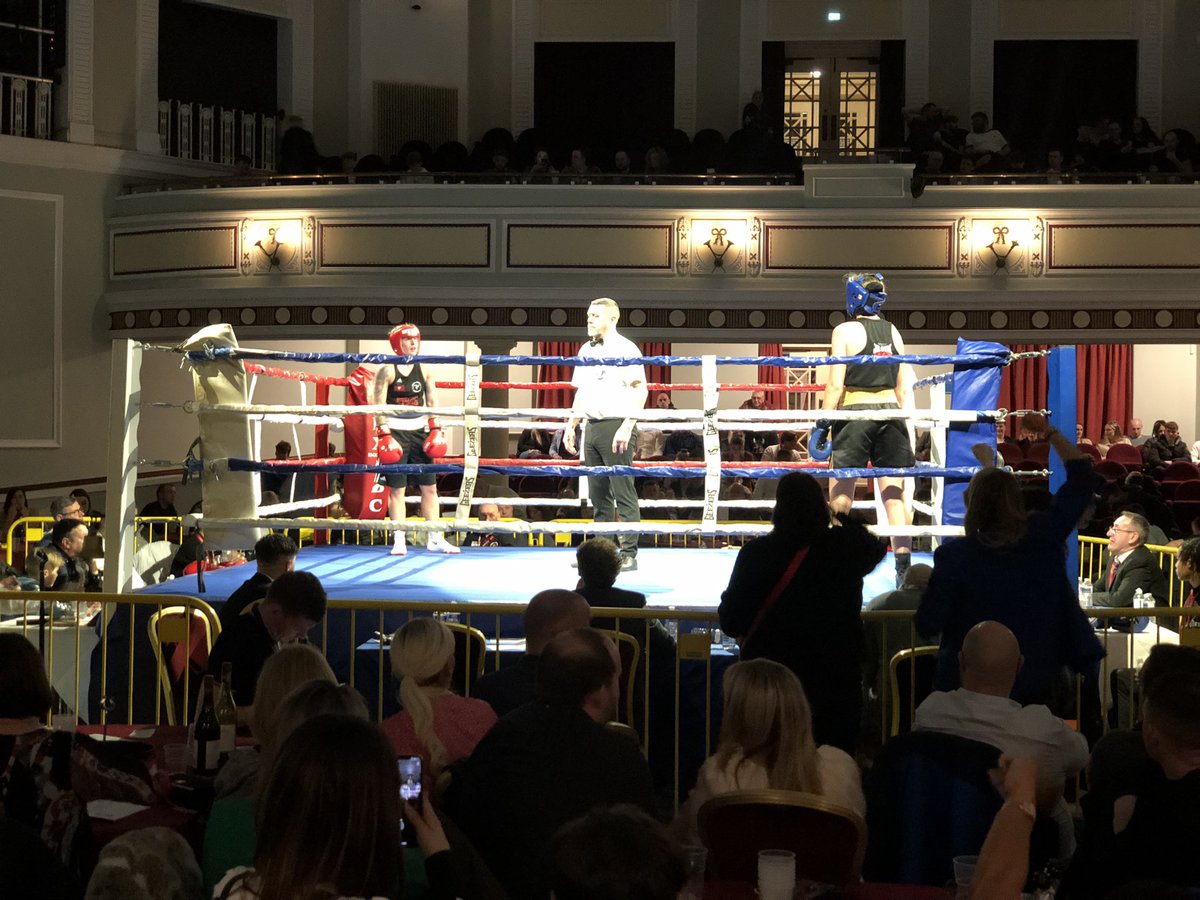 alicarroon's tweet photo. Hie mee gys @VillaGaiety riyr dy akin my ven vooinjerey, Jade Burden jannoo shoh (t’ee ayns jiarg). V’eh yindyssagh as ren ee cosney neesht! #Manx #gaelg #Manxlanguage #IseofMan #boxing #Manxsport https://t.co/T4eRL554rK