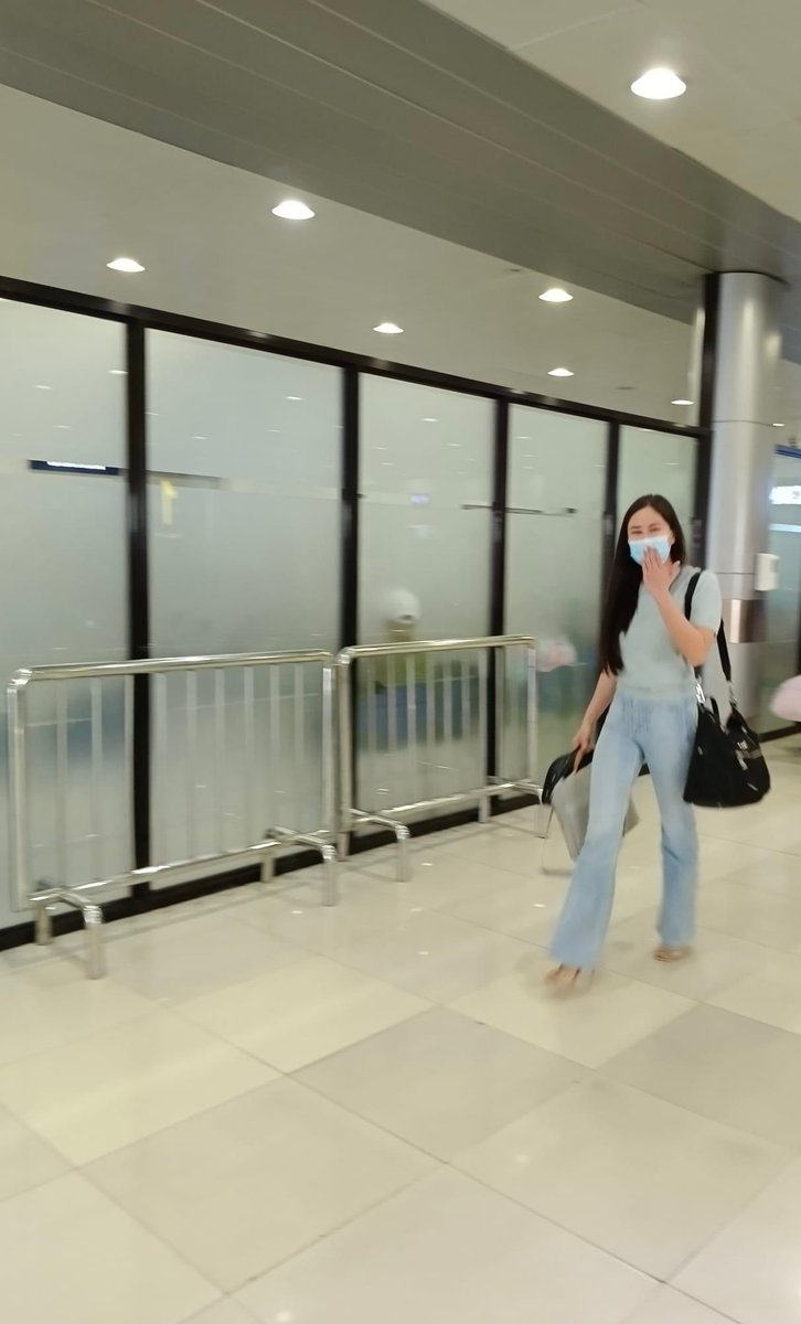 Kisses flying solo 🕊️
<a href="/KissesDelavin/">Kisses Delavin</a>
#KissesDelavin