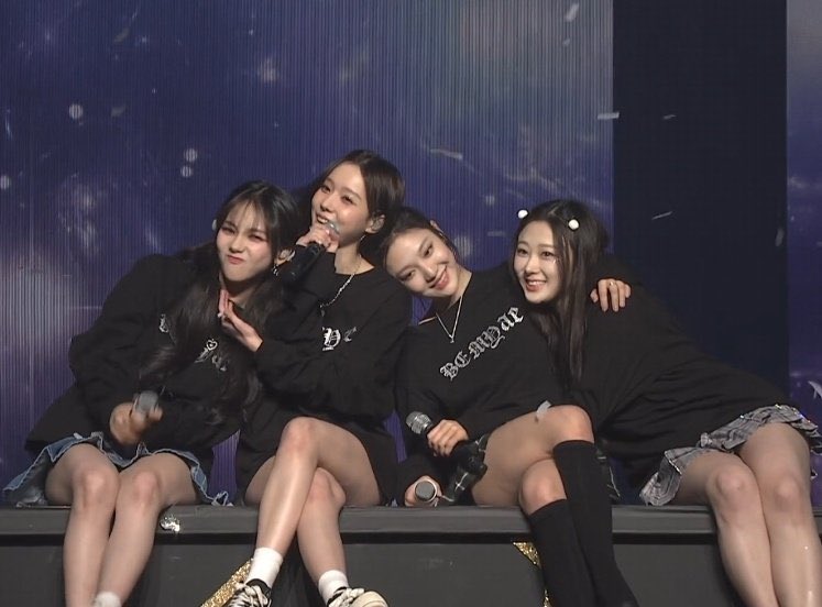 these girls won daesang, rookie grandslam and many other grand prizes but i can't remember ever seeing them this happy. in fact, we saw them cry for the first time yesterday😭 theyre really care about us so much. aespa and mys, much more than fans and idols, we're like a family🥺