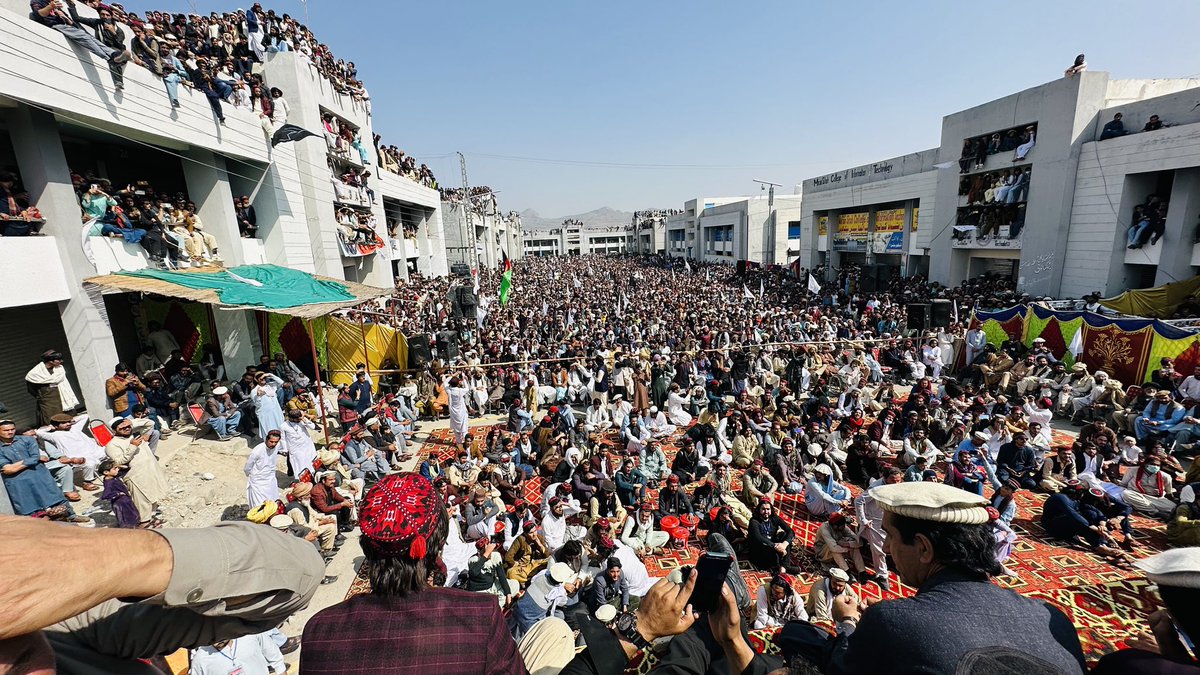 ManzoorPashteen's tweet photo. میرانشاہ میں دھشتگردی، دھشتگردی کے پالیسیاں، ٹارگٹ کیلنگ، لاپتہ افراد، ڈالری جنگیں،جنرلوں کے ایما پر بنائے گئے ایف آئی ارز اور قید و بند بلخصوص علی وزیر کے بے گنا جیل کے خلاف عوامی ریفرینڈم۔
پی ٹی ایم میرانشاہ جلسے کے مناظر۔
#میرانشاہ_پی_ٹی_ایم_کا
#PTM_Miranshah_Jalsa https://t.co/MNzzOAlHlz