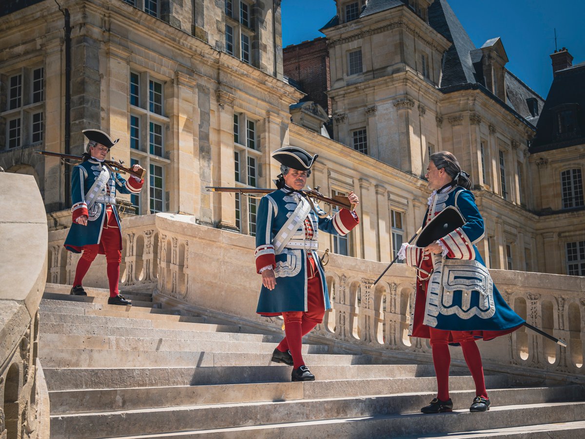 Gardes du corps du roi et leur officier, à l'escalier en Fer-à-cheval du @CFontainebleau, vers 1749. 💂‍♂️⚜️

#reconstitutionhistorique #reenactment #histoire #history #louisXV #militaire #military #chateau #castle #xviiiesiècle #xviiicentury #costume #costuming #historicalcostume