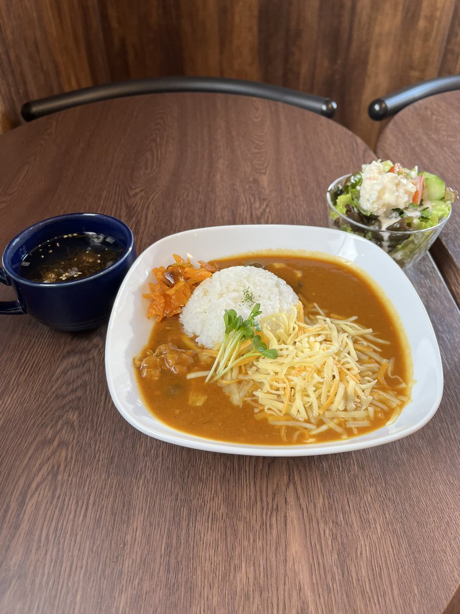 74XxwmbwVv1duAF's tweet photo. お昼にネコチャンチでカレーのチーズトッピングともずくスープ食べてきたけど美味しかった(*^^*)
今までありがとうございました(*´▽｀*) https://t.co/RZ7tZm8eQe