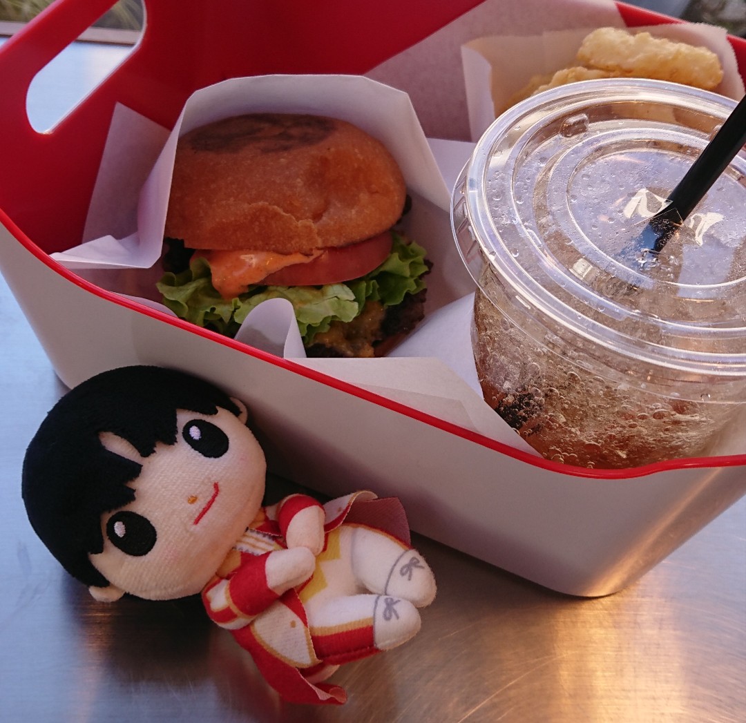 takupi_momodayo's tweet photo. ケンティーが #REDAGE (赤楚くん♡)と食べたバーガーもやっと🍔
ここ席座ったらお外の通行人から食べてるところ丸見えなんですがほんとに二人ここにいたの?イケメン二人が!?大丈夫だった!?て感じだった
すっごい肉肉しくて美味しかったよ https://t.co/uDdkxH89nX