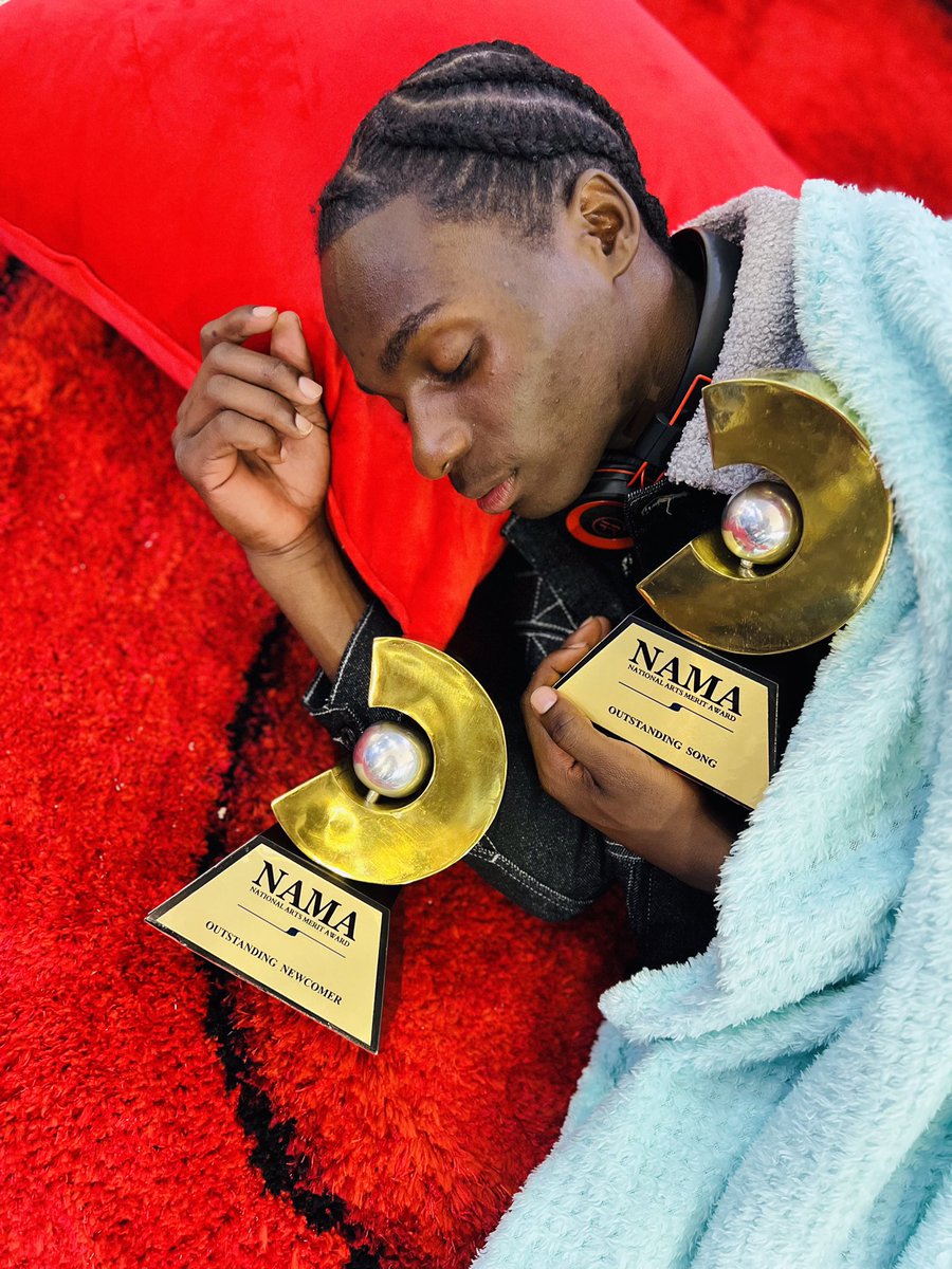 mrchizimbe's tweet photo. Ndozviziva dzakuma 1pm but sorry guys Mamukasei 😄ndanonoka kumuka pillow dzangu two dzadziri very soft😄❤️Thank you so much Zimbabwe https://t.co/QN0Z5WPSU2