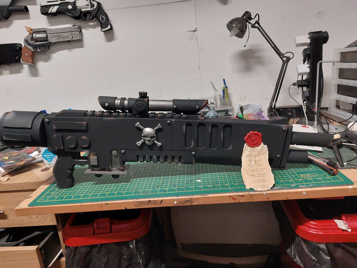 SpecificGeneric's tweet photo. As with my normal great timing with projects, as I finished the Inquisitional Ksarkin cosplay GW released new models for the Ksarkin. 

So, I thought I'd do the new hellgun as close to the models as I could. Just in time for the first event of the year next weekend! https://t.co/COMYLCix6S