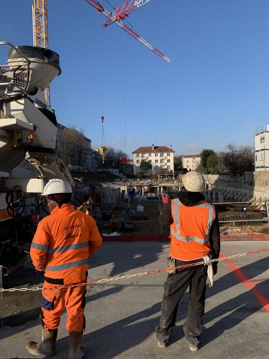 TerminusBlog's tweet image. Moi qui aime photographier les chantiers, je suis servis à #villejuif . Ici des logements en construction à côté du Terminus Louis Aragon