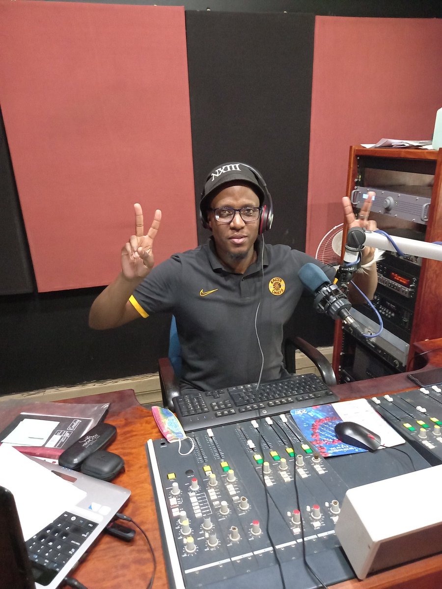 MasterVeeSA's tweet photo. It is The Most Delicious Sunday Lunch on the airwaves!!

Take it easy with your trusted radio soldier, Master Vee on #TheCapitalShift, from 1-4pm.

Tune into 93.6FM or stream it live on https://t.co/rZ4moY8rS6

It's #MasteredRadio 🔥🔥 https://t.co/nK7dfDgWb9