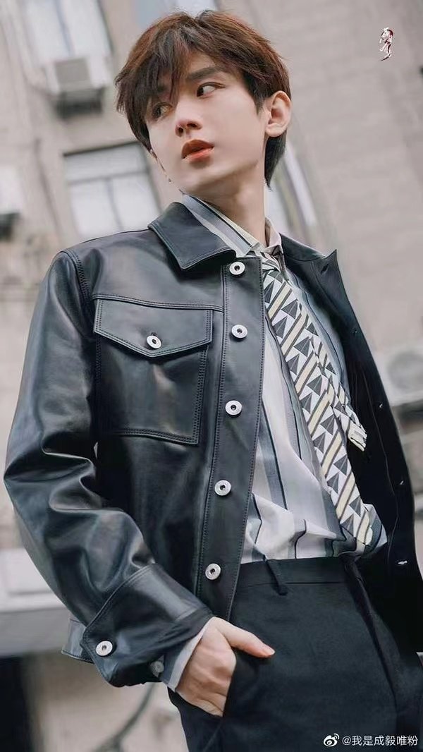 ThaoMadison14's tweet photo. 宝子们一起来呼呼叭
#ChengYiLanvinFW23 
#chengyi 
#ParisFashionWeek https://t.co/r2a7VMZvSN