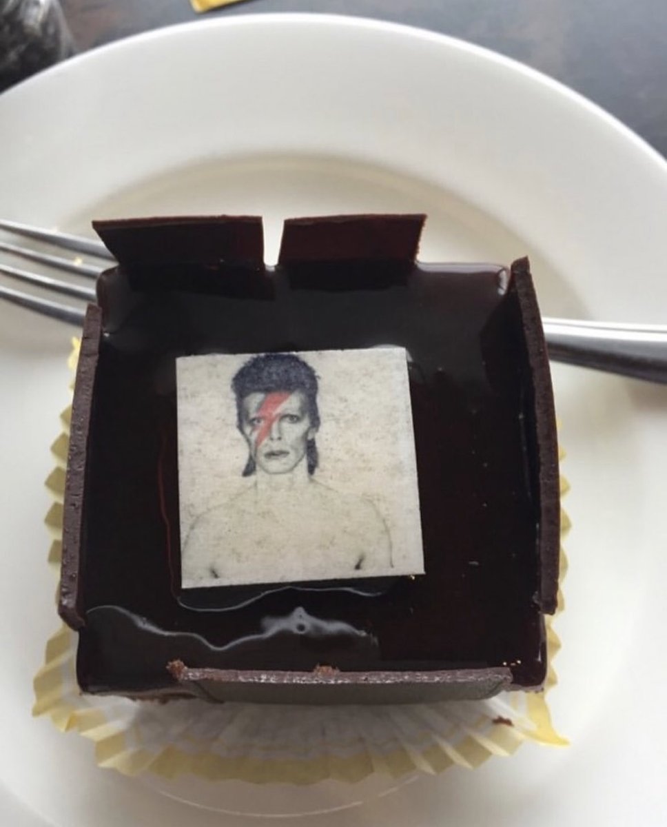 Weird_n_Gilly's tweet image. David Bowie is… very tasty ⚡️✨
#DBIs #Groningen