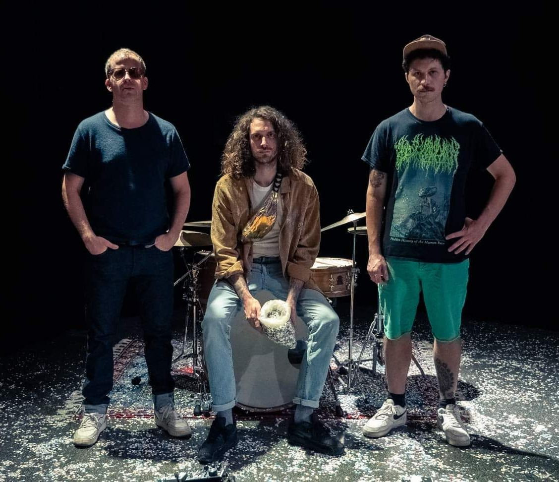 WFenec's tweet photo. #Vantre, trio #instrumental de #mathrock, #stonerrock, #shoegaze, sort le 14 avril un 3e EP, Treehopper (Vol.3), via @ForbiddenPlaceR : https://t.co/Kpn4DtOOZX https://t.co/JtHb2HqhmA