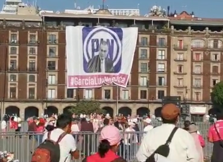 FreddyOliviery's tweet photo. Comienzan las porras a Genaro en la "#MarchaINE"

Vienen con todo los dodos. https://t.co/migGuoM1mN