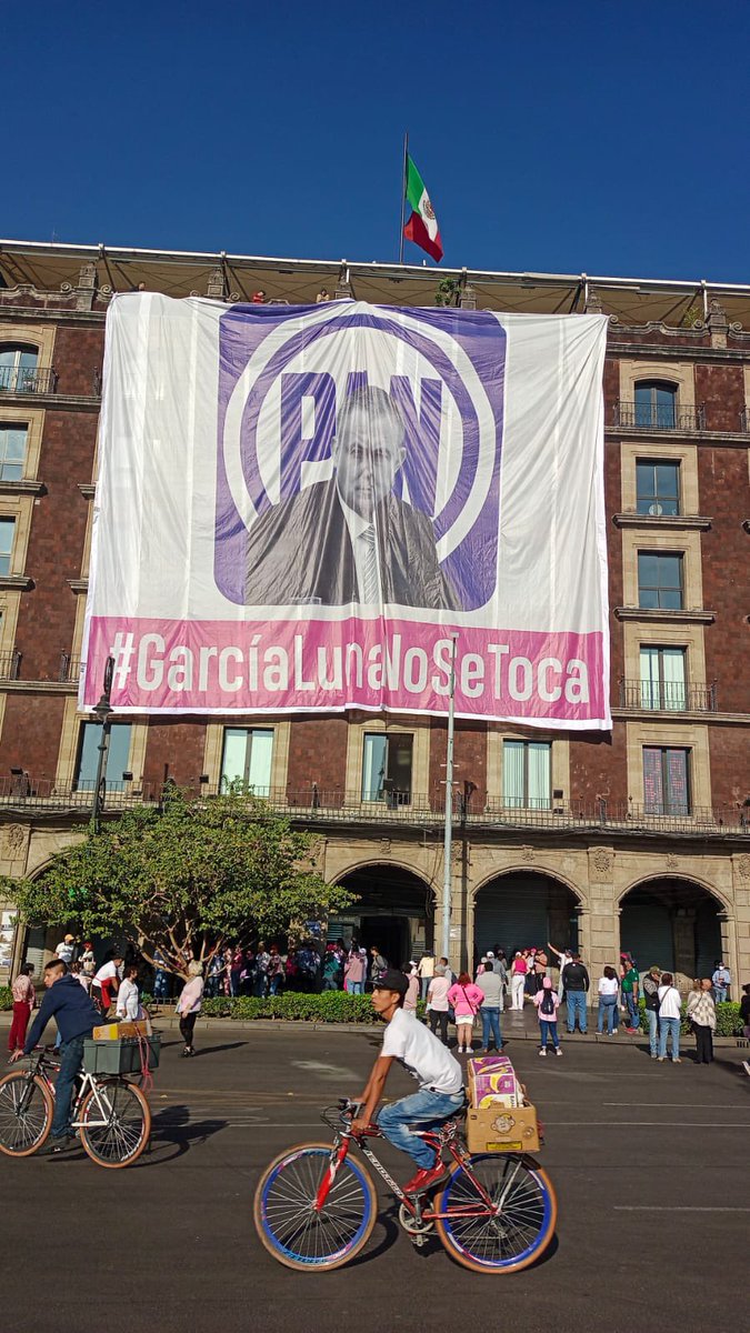 alejandrorobmx's tweet photo. "El ING no se toca" | Genarco García Luna
@FelipeCalderon por causas de fuerza mayor no podrá estar, sin embargo, mandaste la mega manta. https://t.co/iPPlZwx8Oy