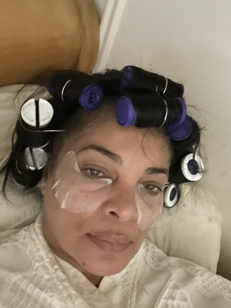 Angellika's tweet photo. When You’re Up Early To Shoot Another Angellika’s Closet In Sequins Part 2 In My #RemingtonHotRollers and #AzureKosmetics 24K Gold Retinol Under Eye Pads. CUTE RIGHT! #Sequins #iPhone12Pro #Curves #IconicFocusModelsNYC #MatureAllure https://t.co/BqcZnplKFO