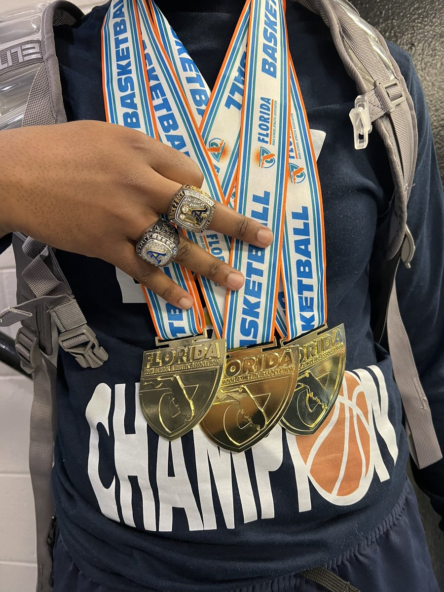 reinagreenn's tweet image. 3PEAT!!💍💍💍 What a great way to end not only the season but my high school career. Forever grateful 💛💙 #StateChamp