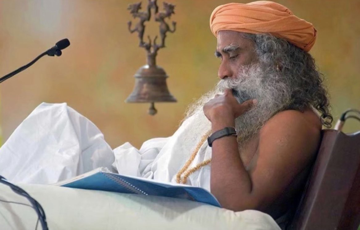 Ksareen30's tweet photo. (1/n) One of the biggest arguments some Hindus (especially trads) are using to discredit Sadhguru is the fact that he hasn’t read any scriptures. But what do actual rishis, yogis, &amp; gurus of the past have to say on scriptural and theoretical knowledge? Here’s a thread 🧵 https://t.co/BGmqLnmIhy