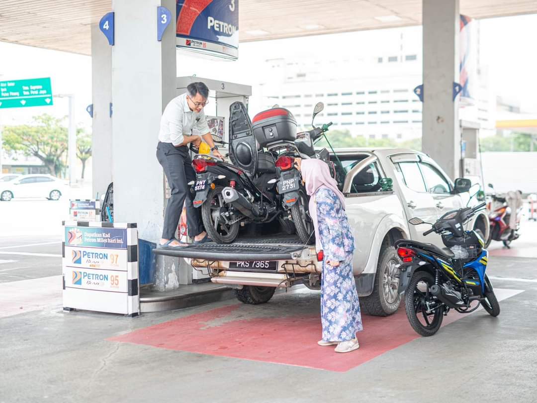 FaktaBukanAuta's tweet photo. Tahukah anda depa kata YB Permatang Pauh tak buat apa bila 15 motorsikal penduduk Flat Tuna hangus terbakar. 

@n_izzah pulak yg mai ganti motor baru.

Jangan fitnah Ulama kami! https://t.co/r3d7Bw1glK