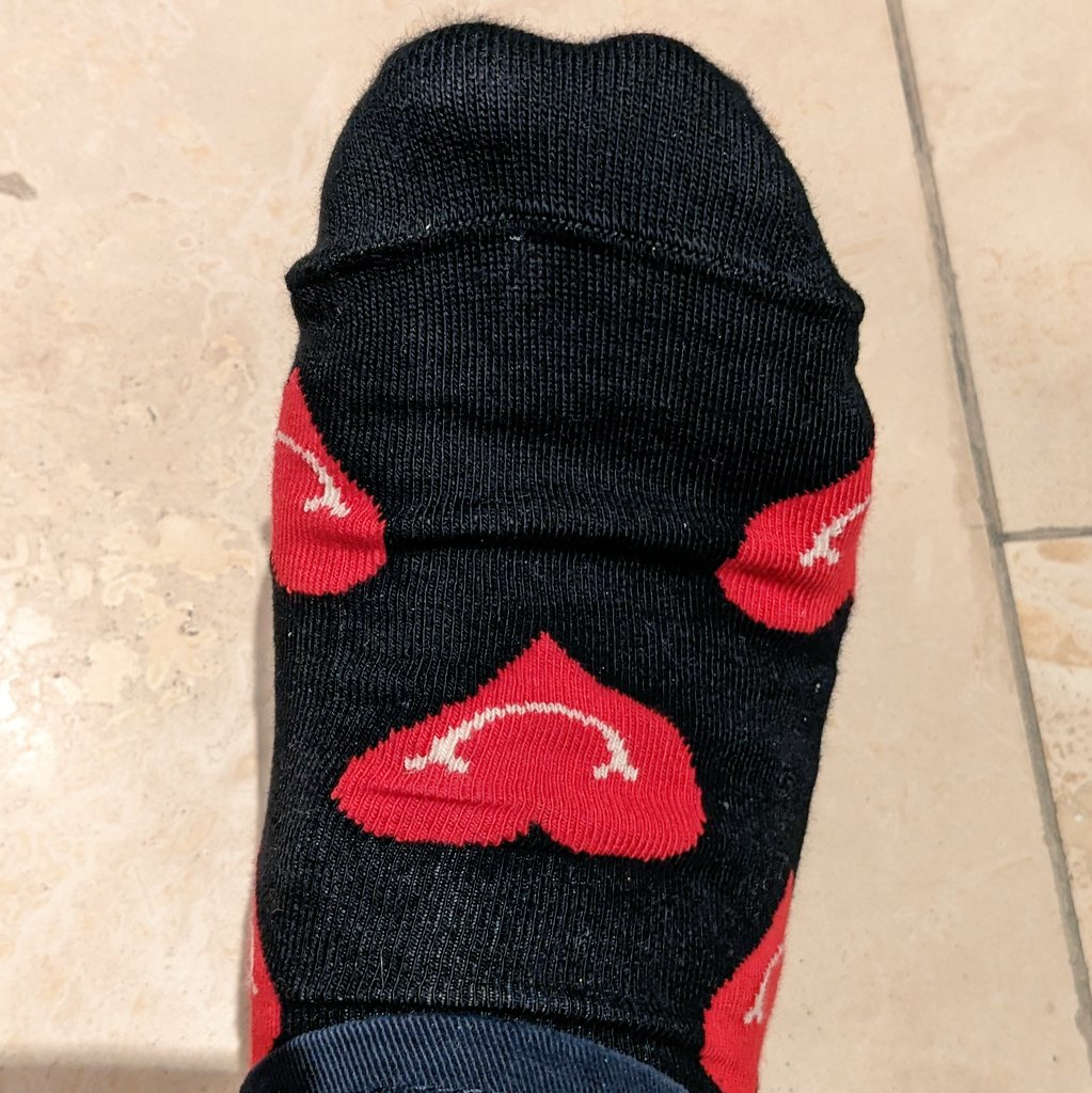 surpriseddh's tweet photo. Lovable #grumpy #sock #bandit

#pareidolia #iseefaces #iseefaceseverywhere #thingsthatlooklikefaces https://t.co/zb10erRMdD