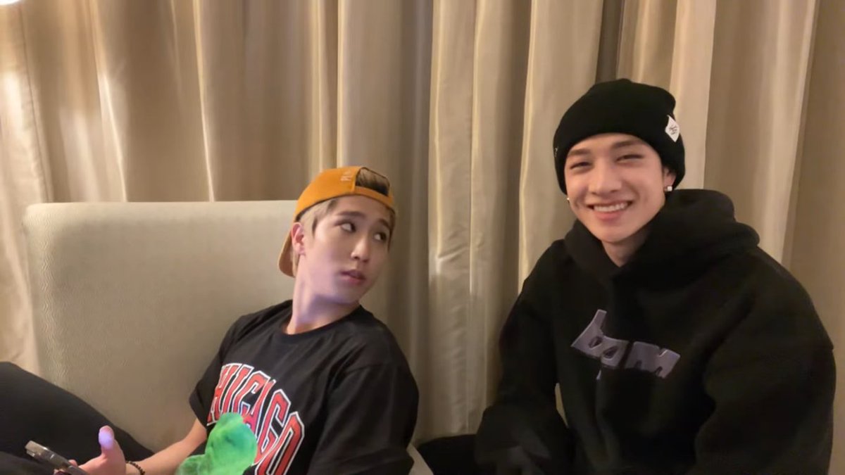 yslcheol's tweet image. stay: chan is so loveable
han: chan is really loveable, do a loveable pose
chan: