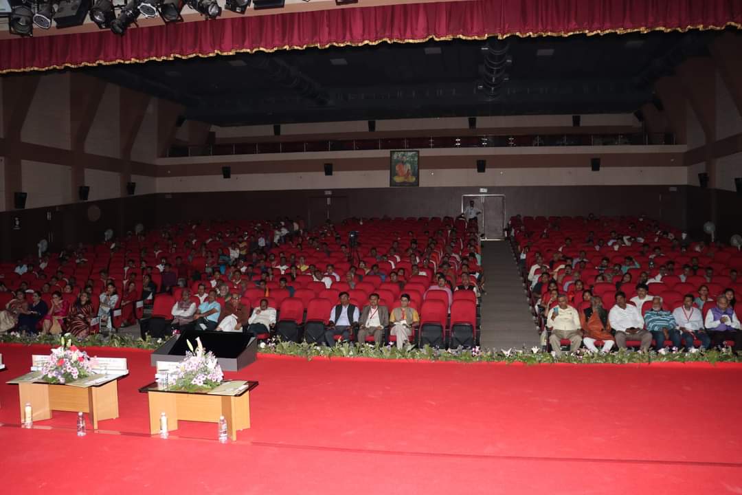BAOUGujarat's tweet photo. Glimpses of "कालजयी सावरकर" Movie Premier Show

#VeerSavarkar https://t.co/w7Tj9Z2t5c