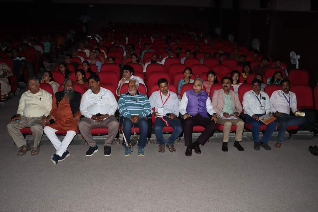 BAOUGujarat's tweet photo. Glimpses of "कालजयी सावरकर" Movie Premier Show

#VeerSavarkar https://t.co/w7Tj9Z2t5c