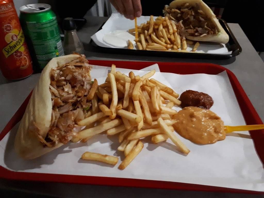 RvpLand's tweet photo. 🎁 CONCOURS — T.A.S le 27.02 

Gagne un menu grec avec canette

🚧 RT + follow @RvpLand 
🚧 Identifie un ami qui te regardera manger https://t.co/qOhWNaSrPT