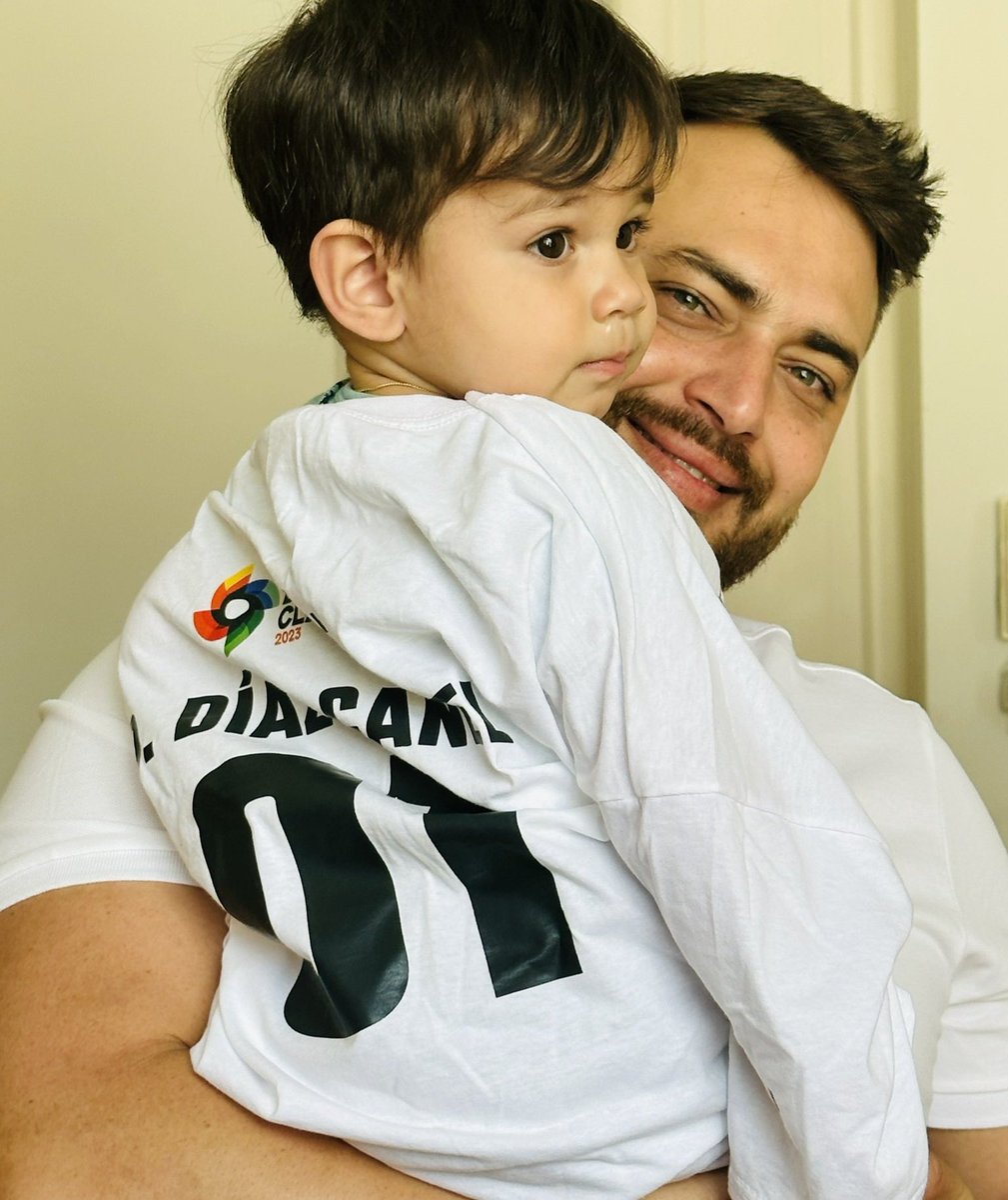 📸 La Foto Del Día: Padre cubano viste a su hijo con un camiseta de béisbol que dice <a href="/DiazCanelB/">Miguel Díaz-Canel Bermúdez</a> 🎽🇨🇺

Daniel Ramírez vistió a su pequeño hijo con una camiseta deportiva del V Clásico Mundial de Béisbol que dice Díaz-Canel y lleva el número 01 😍

#VoyAlCuba #DiazCanel
