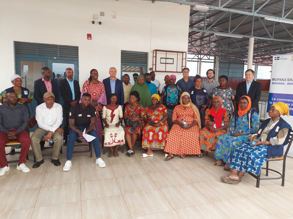 BugaramaS's tweet photo. Amb Nicolas RANDIN uyobora Cooperation Suisse muri Africa yasuye ibikorwa by'amatsinda y'abagore  ba @Bugarama bakora ubucuruzi bwambukiranya imipaka bakorana n'umushinga Mupaka shamba Letu, Cooperation Suisse inyuzamo ibikorwa byayo. #Yanyuzwe cyane! @RusiziDistrict @RwandaWest https://t.co/DIduFXOIRZ