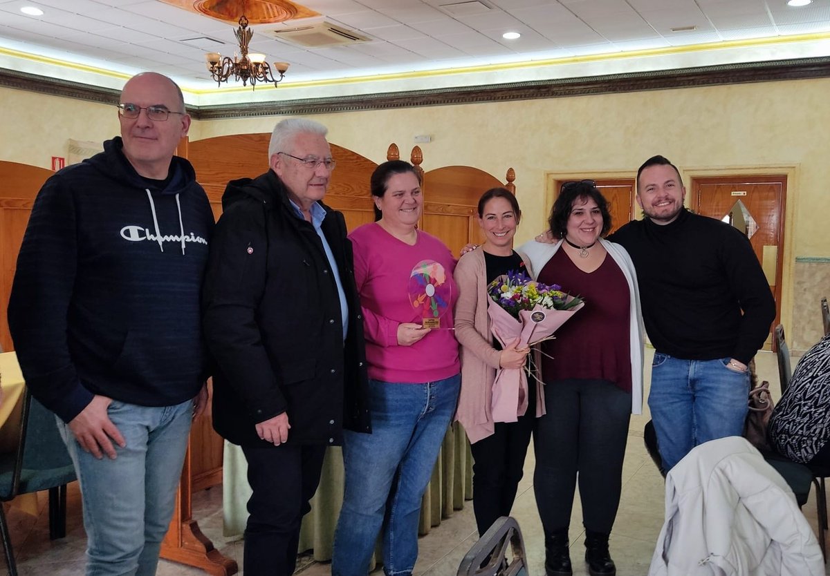 Ra_Mas's tweet photo. Porque las partidas rurales de Alicante EXISTEN✊🏽

La Federación de partidas rurales FAPYBA ha organizado una convivencia y otorgado a Encarni Navarro (vecina de Foncalent) el premio la lucha medioambiental y bienestar animal

Partidas rurales:
+Equipadas
+Conectadas
+Sostenibles https://t.co/W9Vxirv041