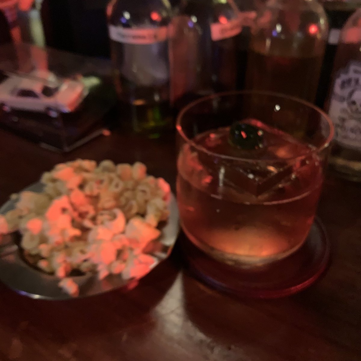 halu_tajma_6552's tweet photo. いよいよ明日は帰国の日、まさしくone for the toadなひととき #oftrbar
お酒弱いのに1杯目を頼み間違えてしまってThe Chemotherapy までは行けそうもない、、
次回の渡タイ🇹🇭の楽しみとして取っておこう✨
#OneForTheRoadMovie https://t.co/yOOtfCup15