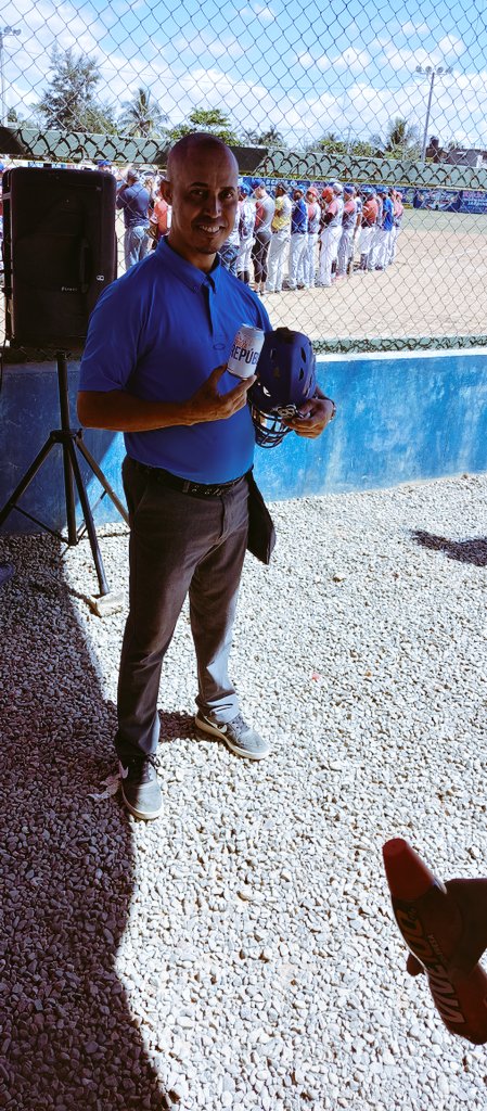 robertosantos08's tweet photo. @republicalatuya @matiasgarciard  Soto tiene la Tuya,.... ME REFRESCA LUEGO DEL JUEGO...... #ARBITROSOTO https://t.co/OpwWJIVnnK