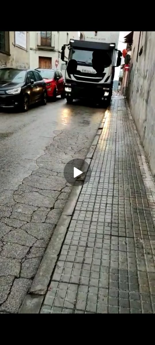 AlexPerez2001's tweet photo. Al carrer Gasòmetre, un dels més estrets del barri del Segle XX aquest es el nivell màxim de seguretat que tenim a la vorera. Necessitem la vostra ajuda per fer les voreres més segures @jordi_ballart @LluisaMA @BarriSegleXX @ajterrassa @MonTerrassa @DiarideTerrassa No hi caben! https://t.co/yjE3CNMxi4