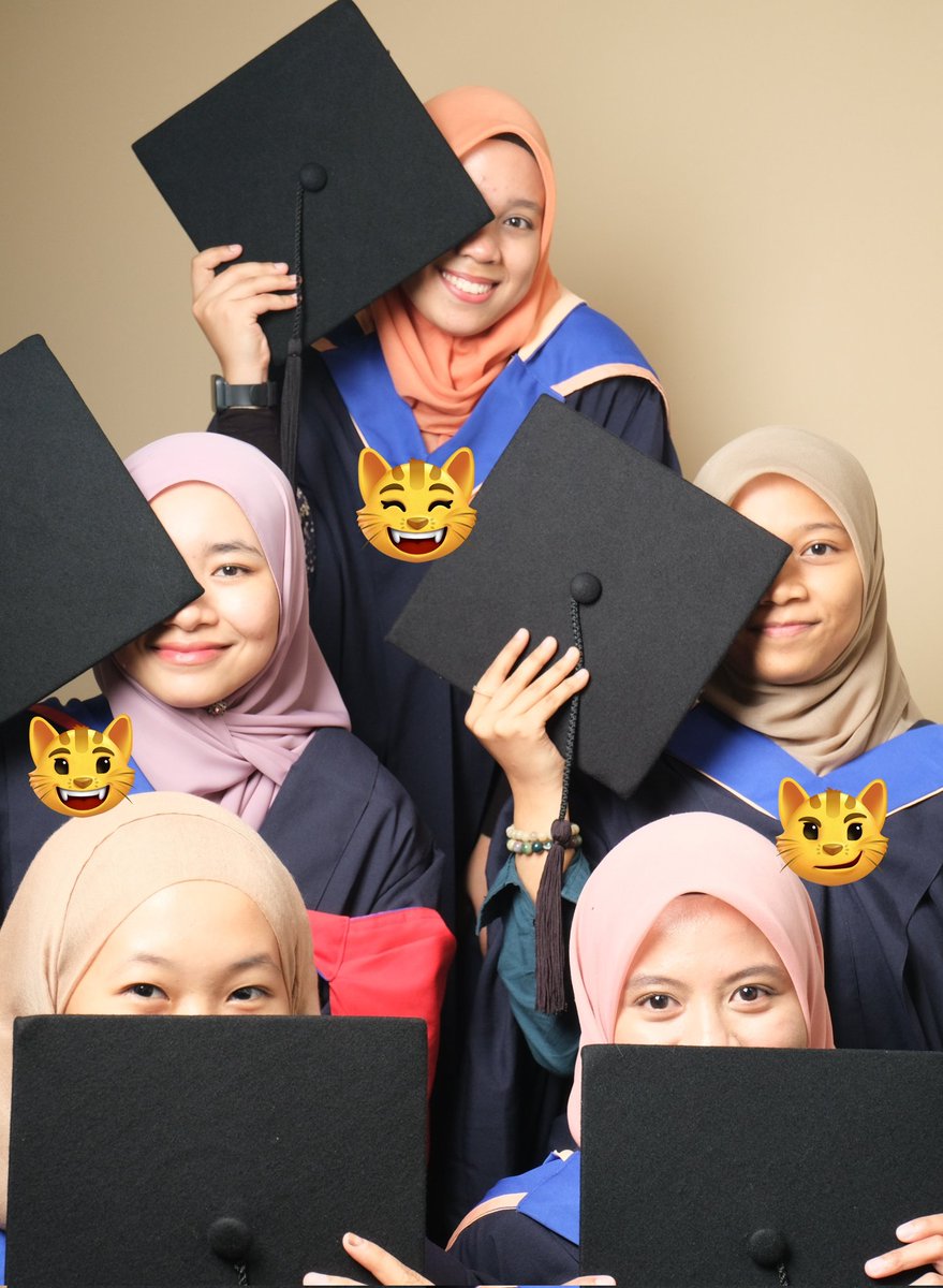 itshakitaa's tweet photo. Please, Don't ever become a STRANGER 🥹❤️🔥 #Throwback #Convocation2022 https://t.co/Az6uNiLrdK