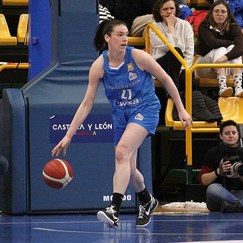 Araguelle's tweet photo. Revisando el partido de @cbavenida y viendo justo la acción final... qué jugadora es 'concentración @bridgecarleton' ¡qué jugadora!🏀⚔️
📸 Arai Santana https://t.co/yM41BKHtXE