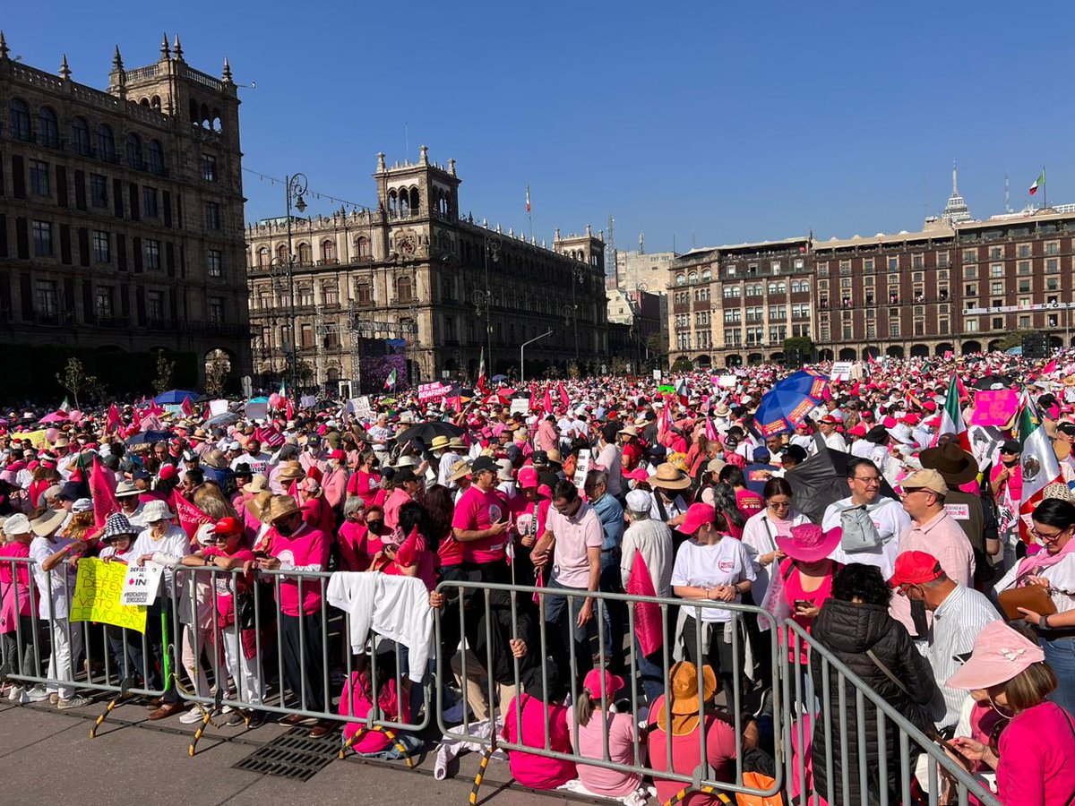 Euro_NoiaC9's tweet photo. #ULTIMAHORA Aún falta más de una hora para la cita de las 11 am y el lugar de reunión, el Zócalo, está lleno de personas que apoyan las instituciones democráticas.
#MiVotoNoSeToca  #ElINENoSeToca
#MarchaINE https://t.co/hoESLhIPoq