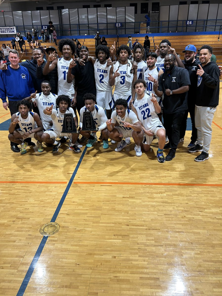 titantownbball's tweet photo. The journey ended last night but what a fun ride these guys had. Finished 24-5 with a 16 games winning streak and a undefeated conference season and tournament. Ws and Ls come and go but the brotherhood last forever! #TheBrotherhood🏀 https://t.co/gIv3oosxug