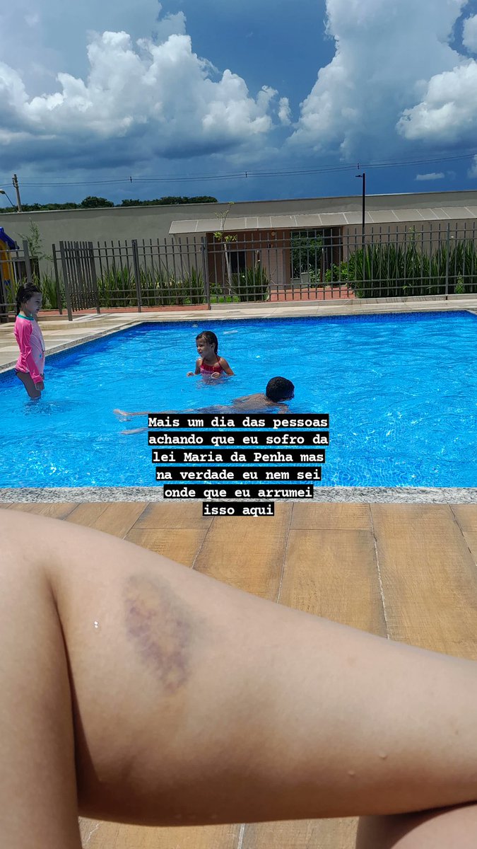 kimcosta_'s tweet photo. Pessoas desastradas, por favor, me digam que eu não tô sozinha nessa https://t.co/GfE8xeCnDH